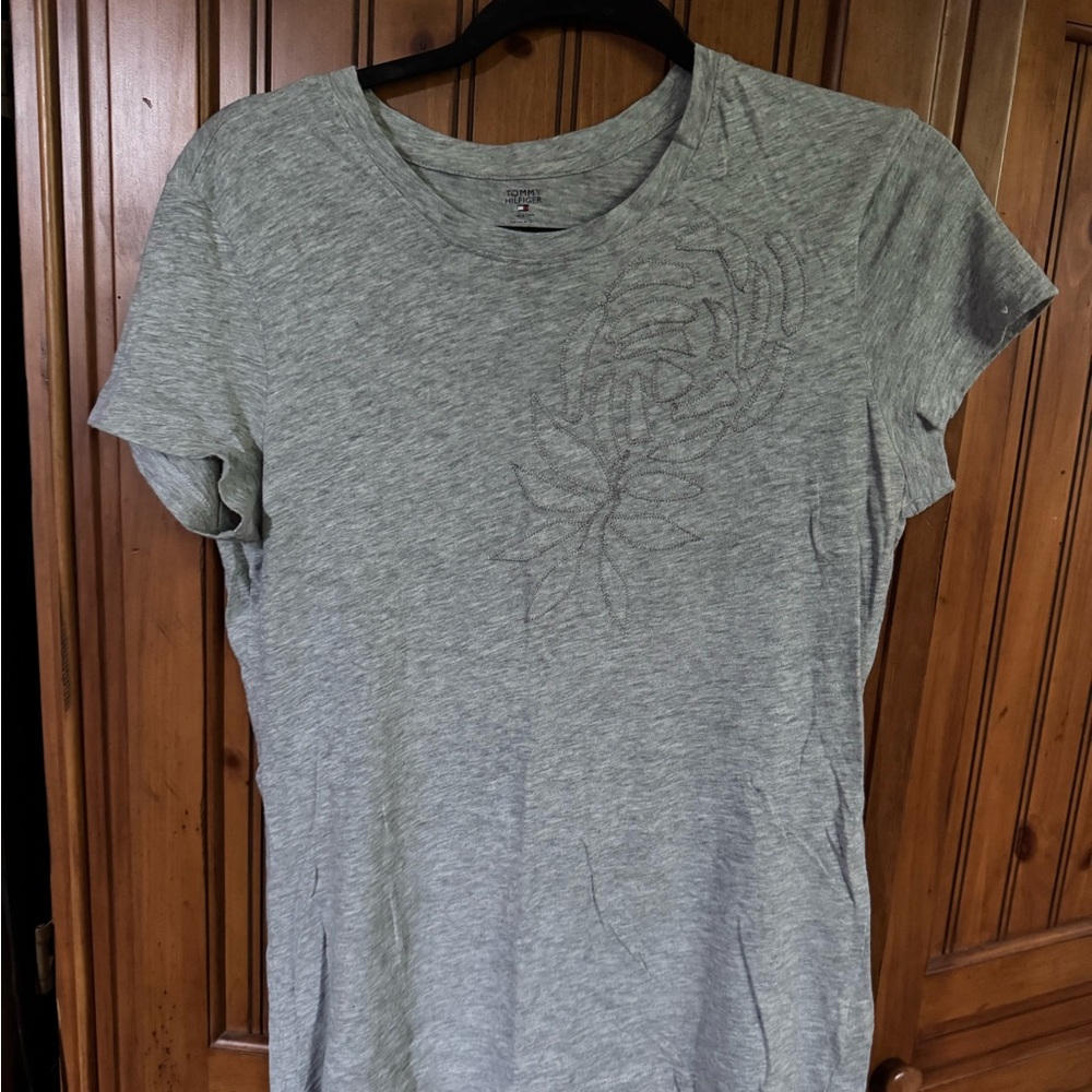 Tommy Hilfiger Light Gray Women's Tee with Subtle Floral Design